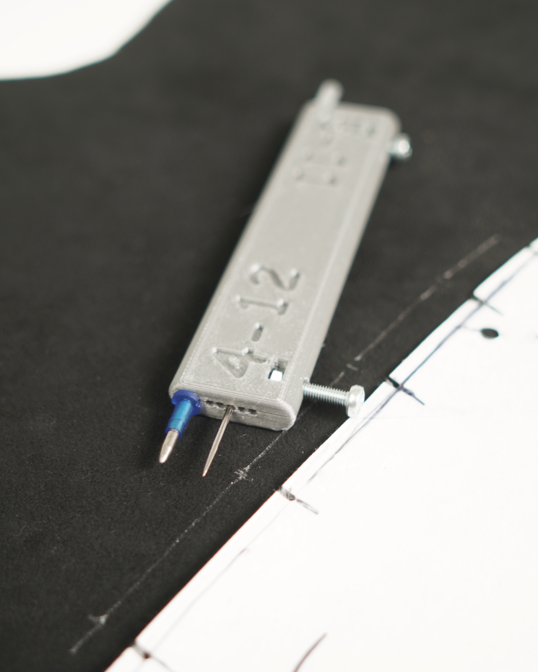Parallelanreißer mit Stift - Lenkrad beziehen Werkzeug