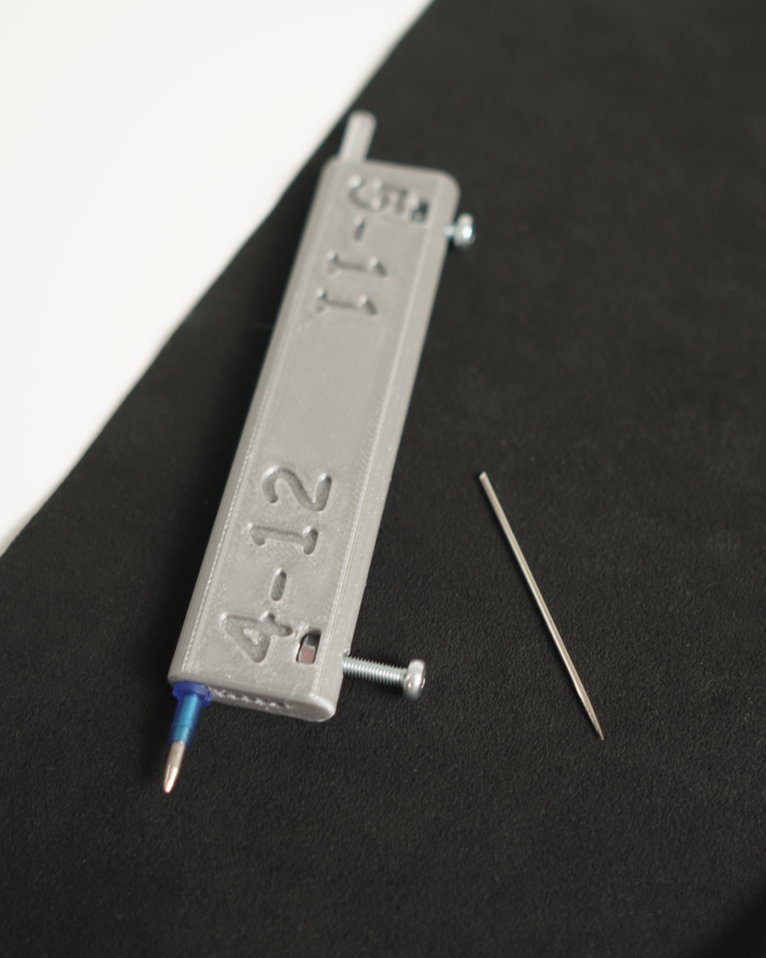 Parallelanreißer mit Stift - Lenkrad beziehen Werkzeug