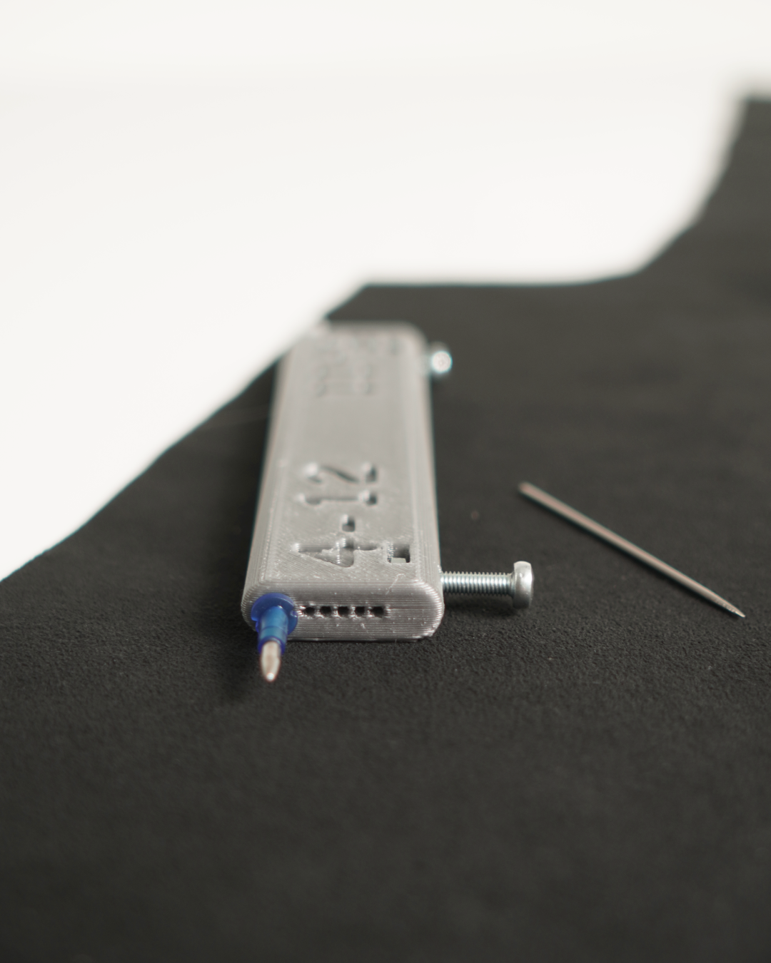 Parallelanreißer mit Stift - Lenkrad beziehen Werkzeug