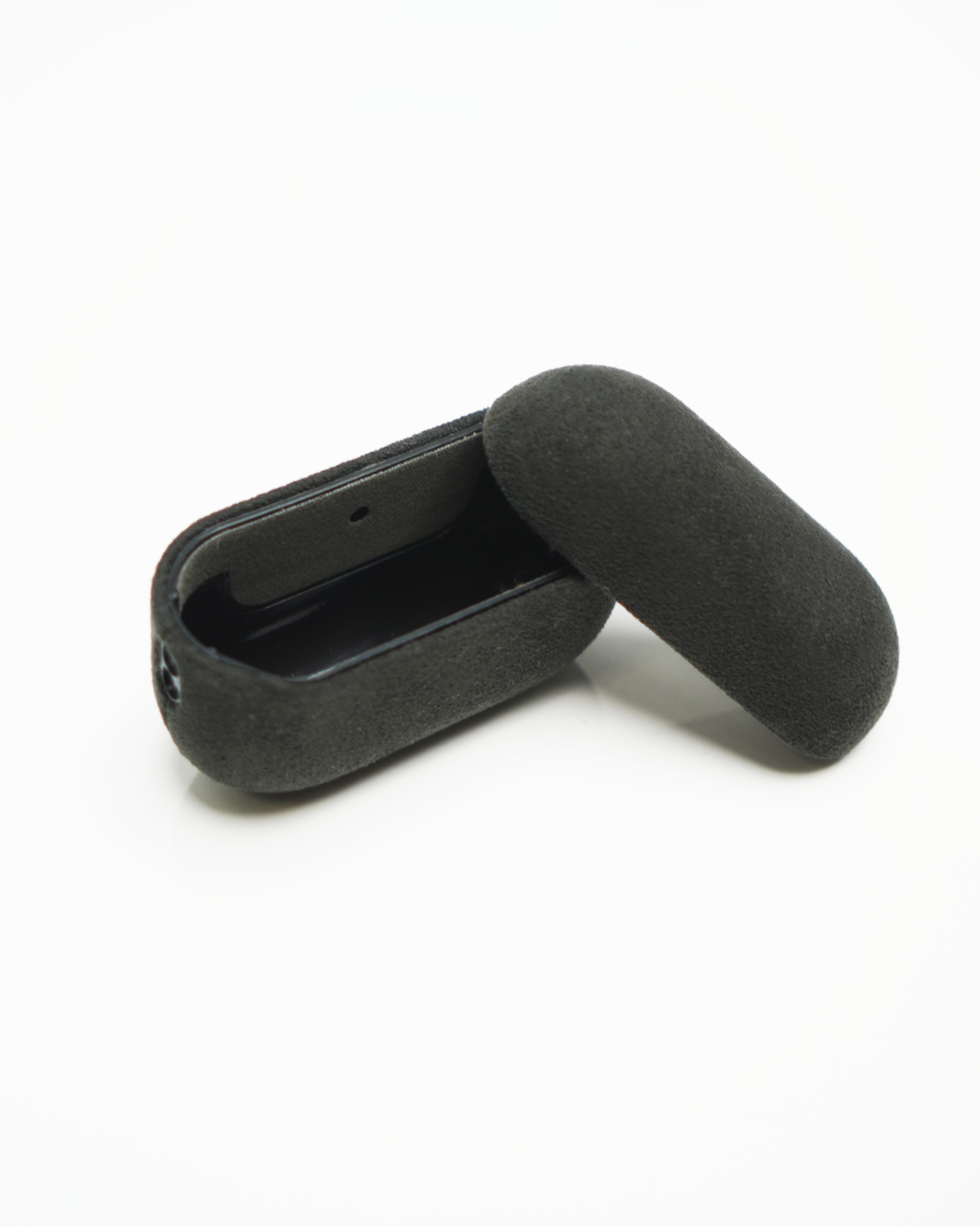 Exklusive Alcantara-Hülle für AirPods – Edler Schutz im Motorsport-Look