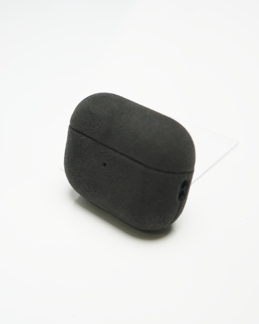 Exklusive Alcantara-Hülle für AirPods – Edler Schutz im Motorsport-Look