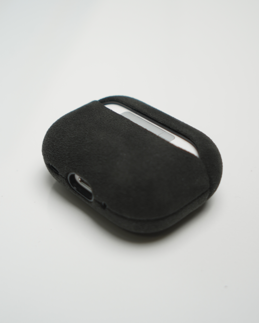 Exklusive Alcantara-Hülle für AirPods – Edler Schutz im Motorsport-Look