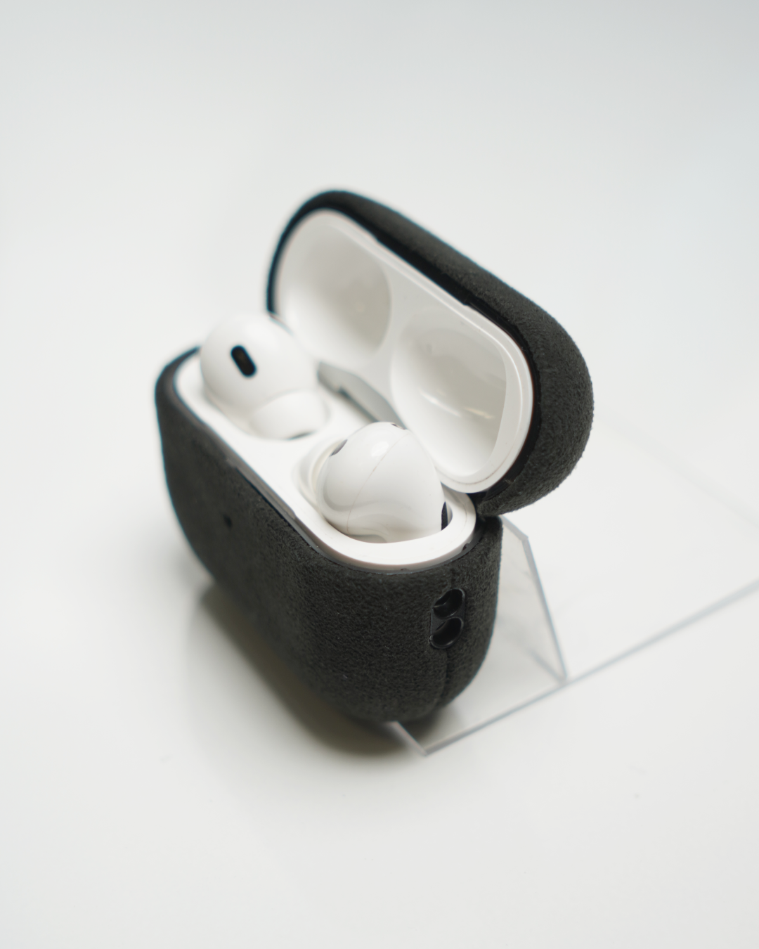 Exklusive Alcantara-Hülle für AirPods – Edler Schutz im Motorsport-Look