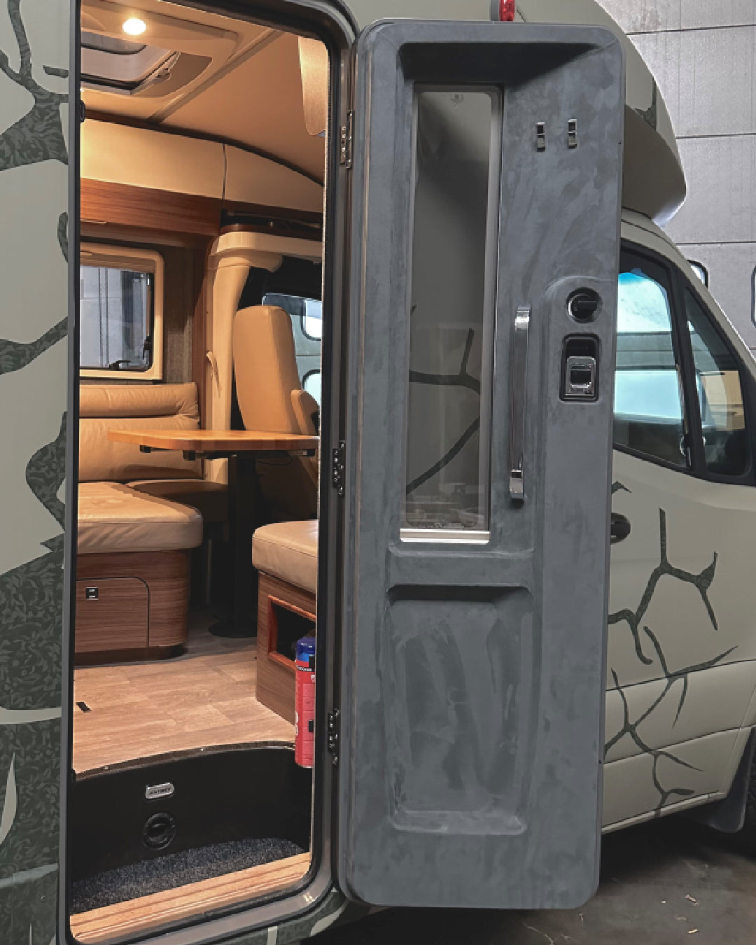 Wohnmobil Aufbautür beziehen mit Alcantara